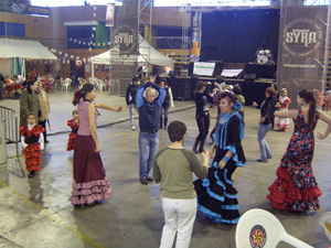 Participantes bailando sevillanas